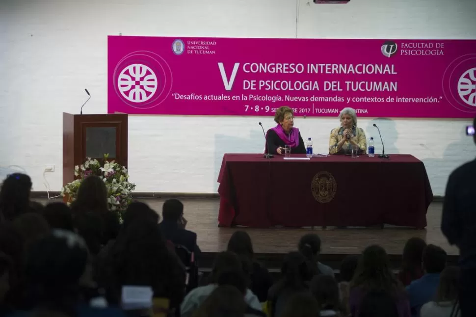 JORNADA INAUGURAL. Una de las ponencias que se realizaron ayer en el congreso. El evento sigue hoy. LA GACETA / FOTO DE JORGE OLMOS SGROSSO.-