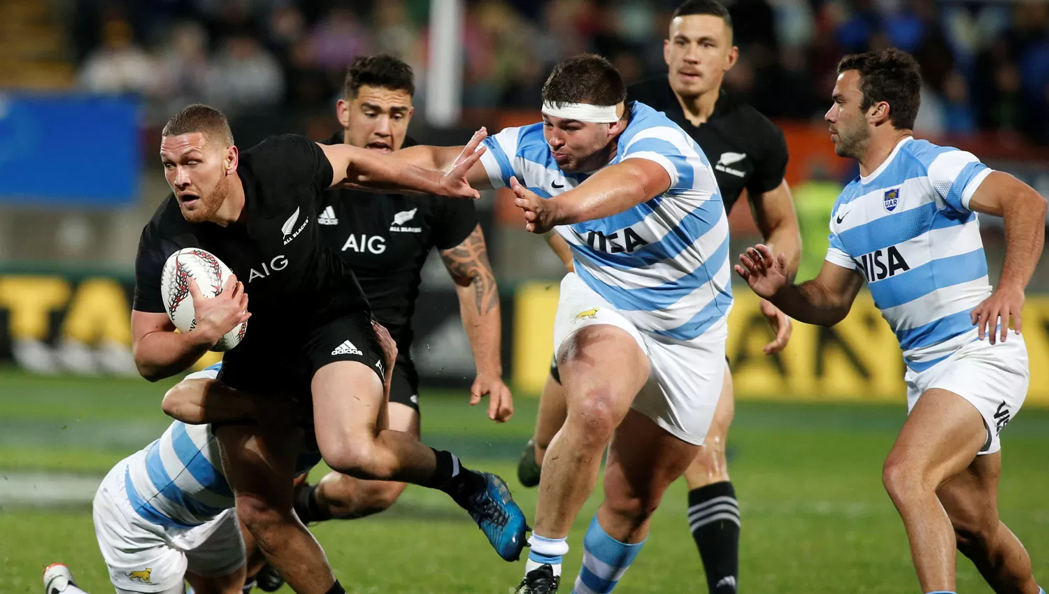 IMPARABLE. Tawera Kerr-Barlow avanza a través de la defensa argentina. REUTERS