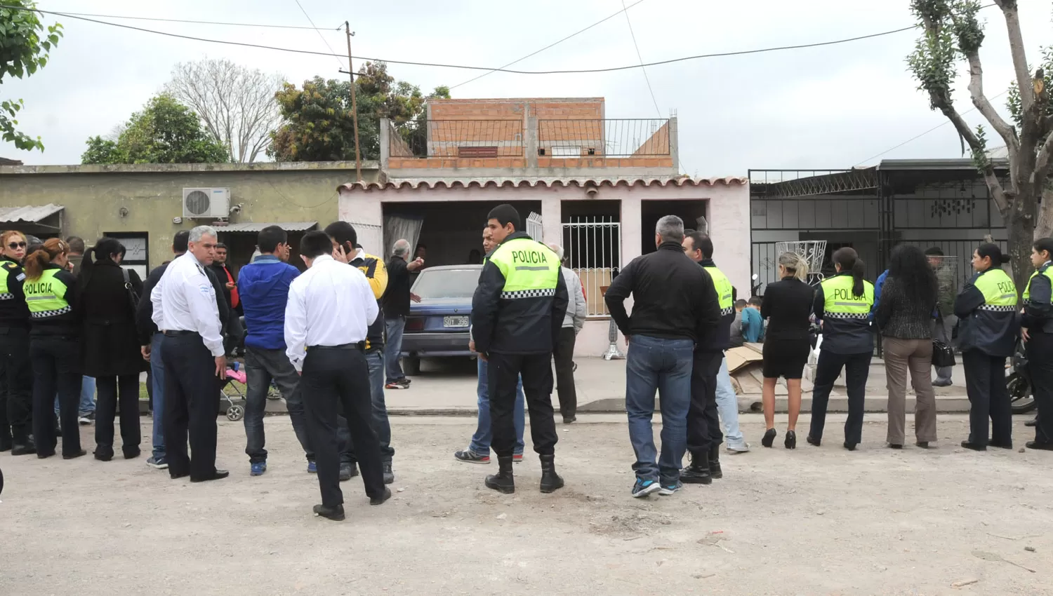 VELORIO. Los policías se reunieron ayer frente a la casa del cabo Concha, durante su velorio. LA GACETA / ANALÍA JARAMILLO