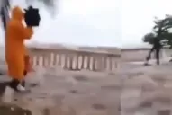 Video: el huracán Irma casi se cobra la vida de un camarógrafo