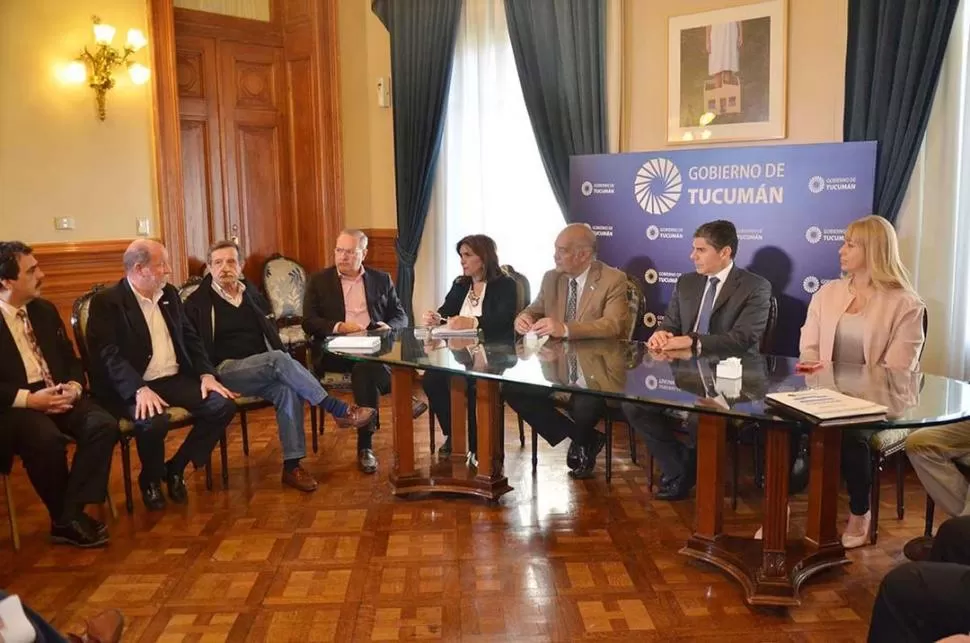 DETALLES. Los funcionarios del Senasa local explican a colegas y a los ministros el plan de contingencia en marcha. 