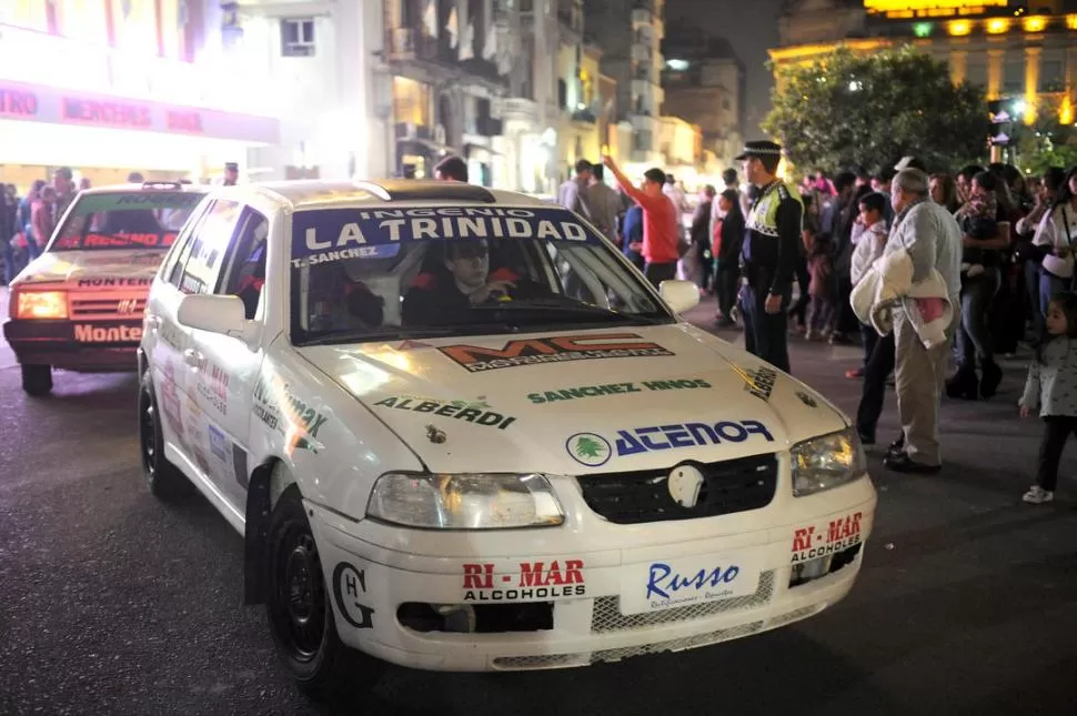TALENTO CRECIENTE. Tito Sánchez, a punto de largar en la plaza Independencia, a bordo de un VW Gol de la A-6. la gaceta / foto de hector peralta