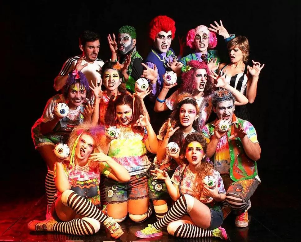 CON ESTÉTICA KITSCH. Cynthia Gömez y Jorge Pérez Lucena diseñaron un espectáculo visualmente atractivo y muy colorido.  