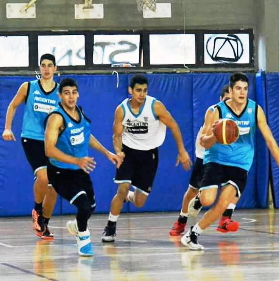 DESTACADO. Santiago Roitman mide dos metros y tiene 19 años. basketucumano.com
