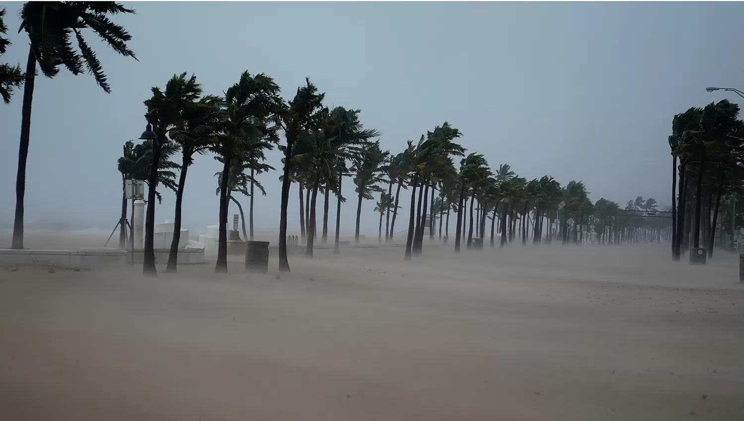 ARENA Y AGUA. El paso del Irma por Florida, en Estados Unidos. FOTO DE REUTERS. 