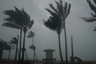 El huracán Irma baja a categoría 3, pero sigue azotando La Florida