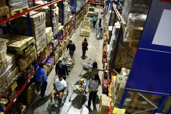 En tiempos de crisis, los tucumanos agudizan el ingenio para encontrar buenos precios