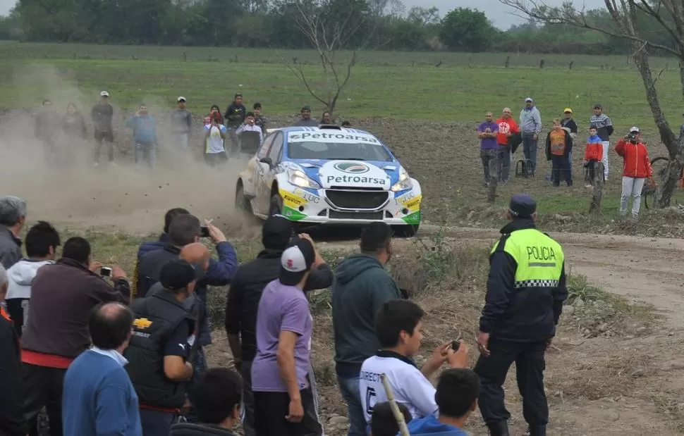 ESTUVO INSPIRADO. Gerónimo Padilla avanza raudo en el tramo de Monteros con su Peugeot 208 Maxi Rally turbo. 
