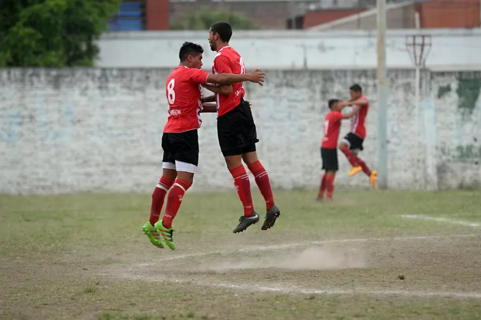 FESTEJO “ALBIRROJO”. Matías Fecha y Juan Orellana Núñez celebran uno de los goles en el gran triunfo de San Martín. la gaceta / foto de franco vera