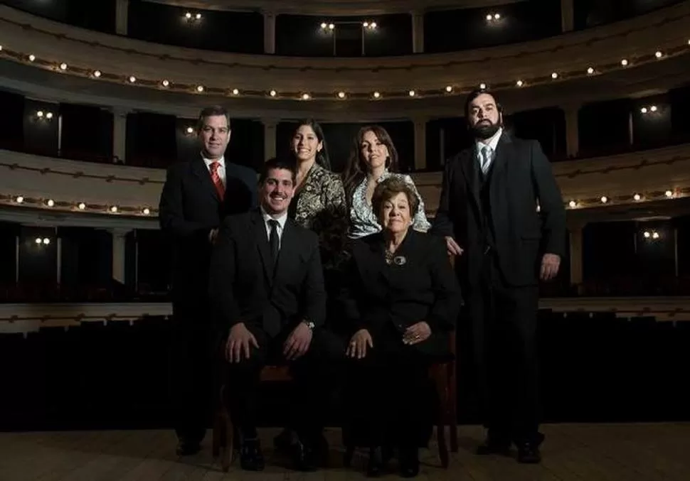 ESCENARIO. La maestra Francone rodeada por algunos de sus discípulos. 