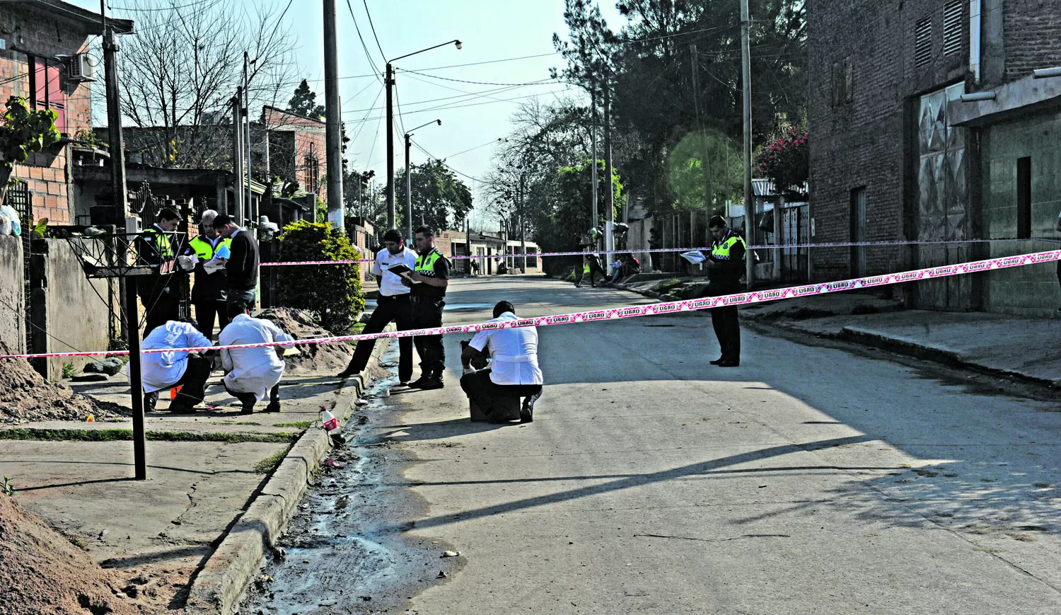 A PLENA LUZ DEL DÍA Y EN LA CALLE. Ulises, el adolescente de 16 años, está acusado de acribillar a balazos a El Chino en el pasaje 33 Orientales. LA GACETA / FOTO DE ANTONIO FERRONI