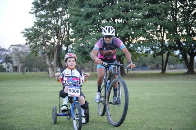 En su tricicleta le gana al “no se puede”