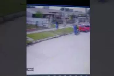 Video: el violento ataque de dos motochorros a una mujer a plena luz del día