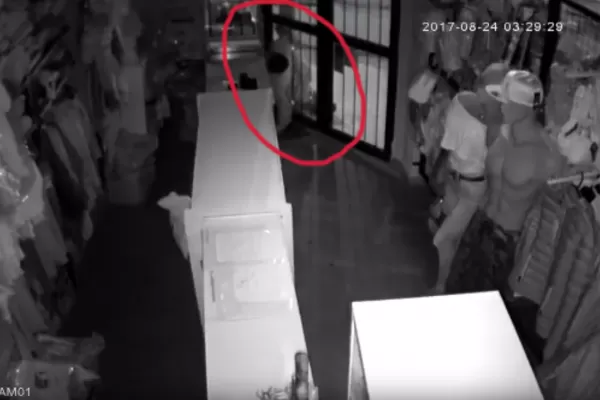 Se tomó su tiempo: un ladrón es grabado robando un local de ropa en Alderetes, con total tranquilidad