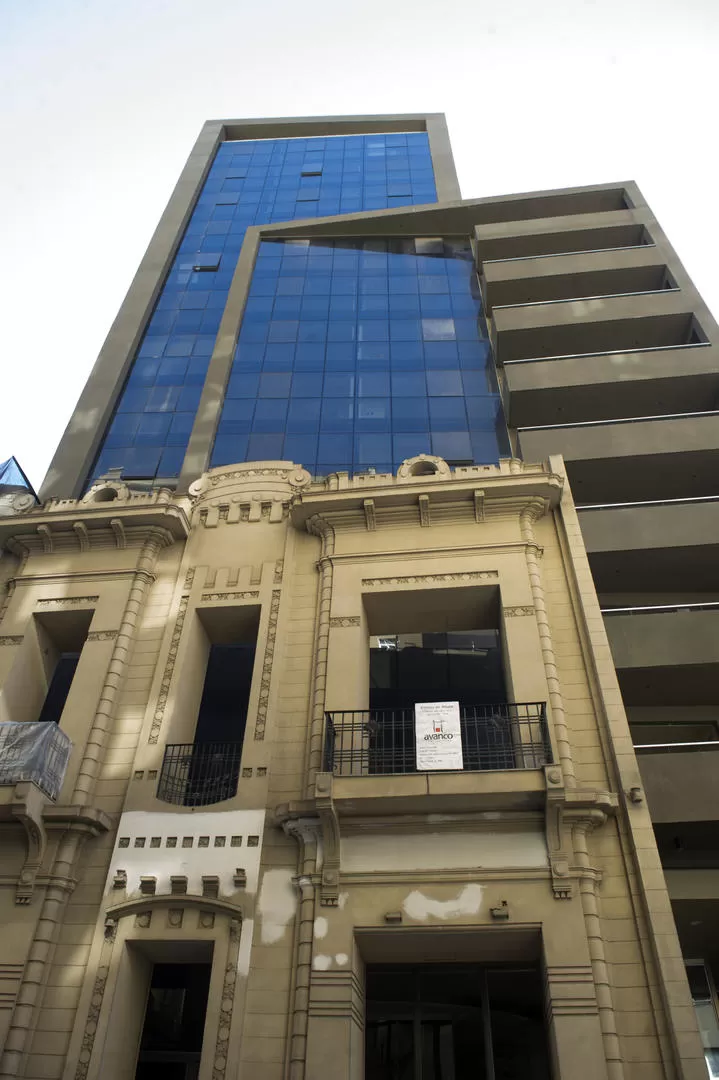 HISTÓRICO Y MODERNO. El edificio sobre Virgen de la Merced al 100. la gaceta / foto de diego aráoz