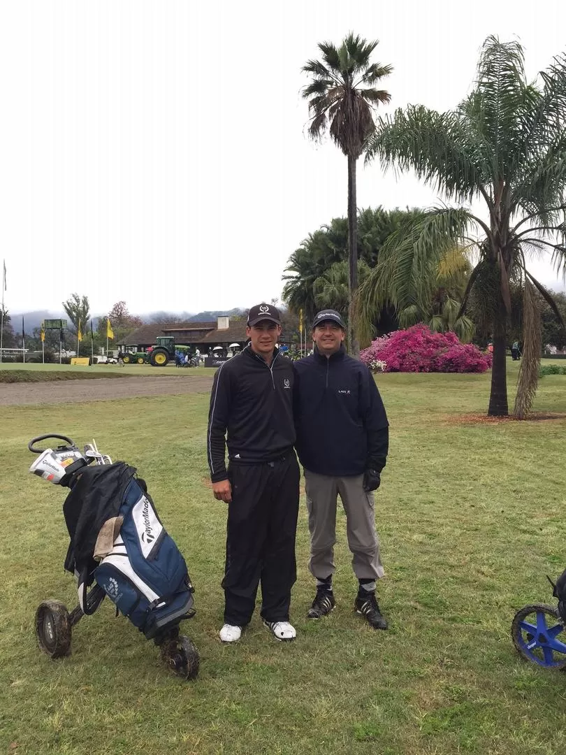 EL CAMPEÓN. Martín Contini, de gran 2017, posa junto a su padre tras ganar ayer. foto / Pedro Caram Di Santo