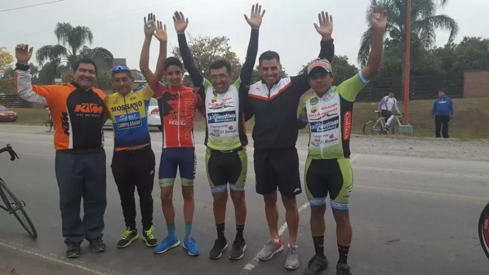 EL PODIO. Javier Salas -segundo desde la derecha- se adjudicó la competencia. 
