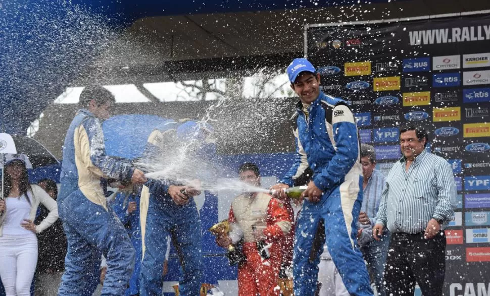 A FESTEJAR SE DIJO. Pablo Morán (primero desde la derecha), derrama champaña en el podio, junto con el resto de los competidores que se lucieron en la RC5. la gaceta / fotos de osvaldo ripoll