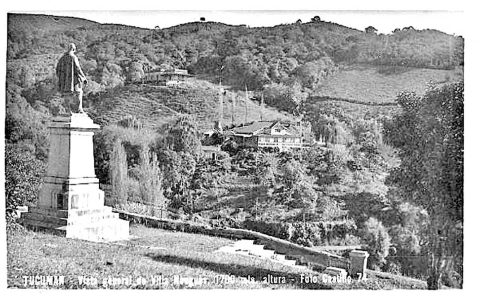 MIRADA PROTECTORA. La estatua del fundador de la villa, Luis F. Nougués se destaca en esta foto de la década de 1920. 