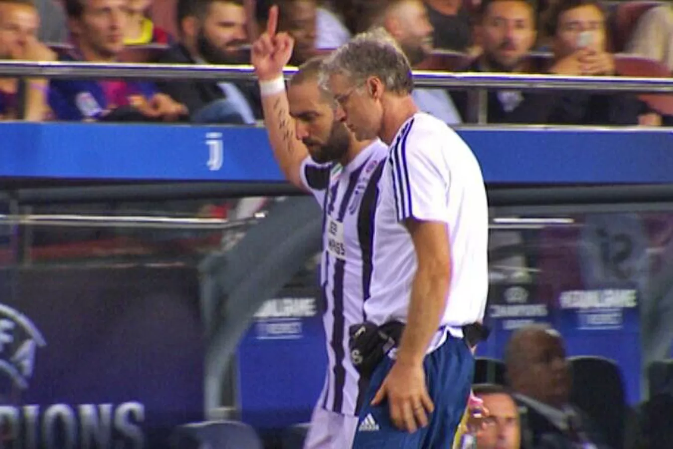 FUCK YOU. El gesto de Higuaín contra los hinchas de Barcelona. (CAPTURA)