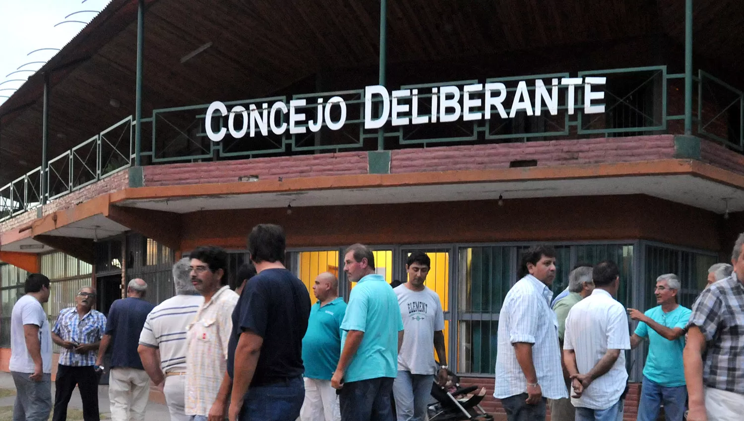 CONCEJO DELIBERANTE DE YERBA BUENA. Un grupo de taxistas, frente al edificio del cuerpo deliberativo, durante una sesión del año pasado. LA GACETA / FOTO DE SILVIA GRANARA