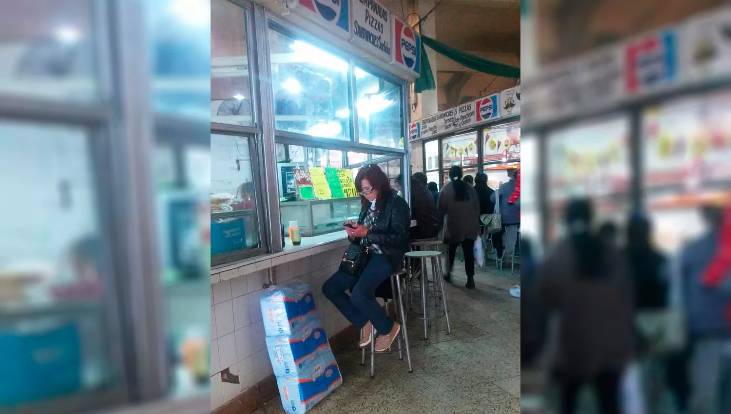 ¿UNA PORCIÓN DE PIZZA AL PASO? La fotografía sorprendió por el gran parecido de la mujer a la ex presidenta. FOTO TOMADA DE TWITTER.COM/SPISARELLO