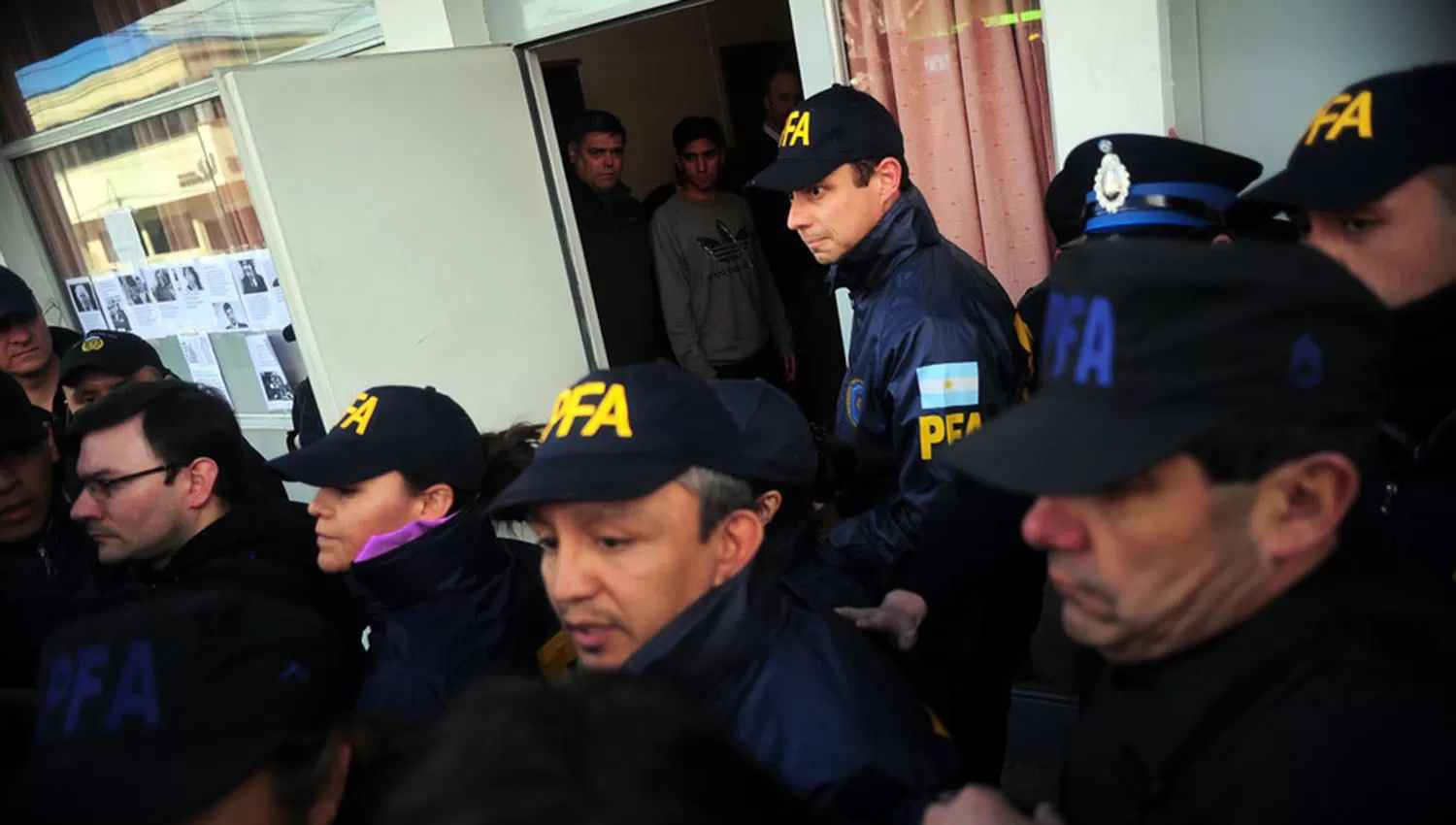 CAMUFLADOS. Los gendarmes que declararon salieron de la fiscalía vestidos de policías.  FOTO TOMADA DE CLARIN.COM