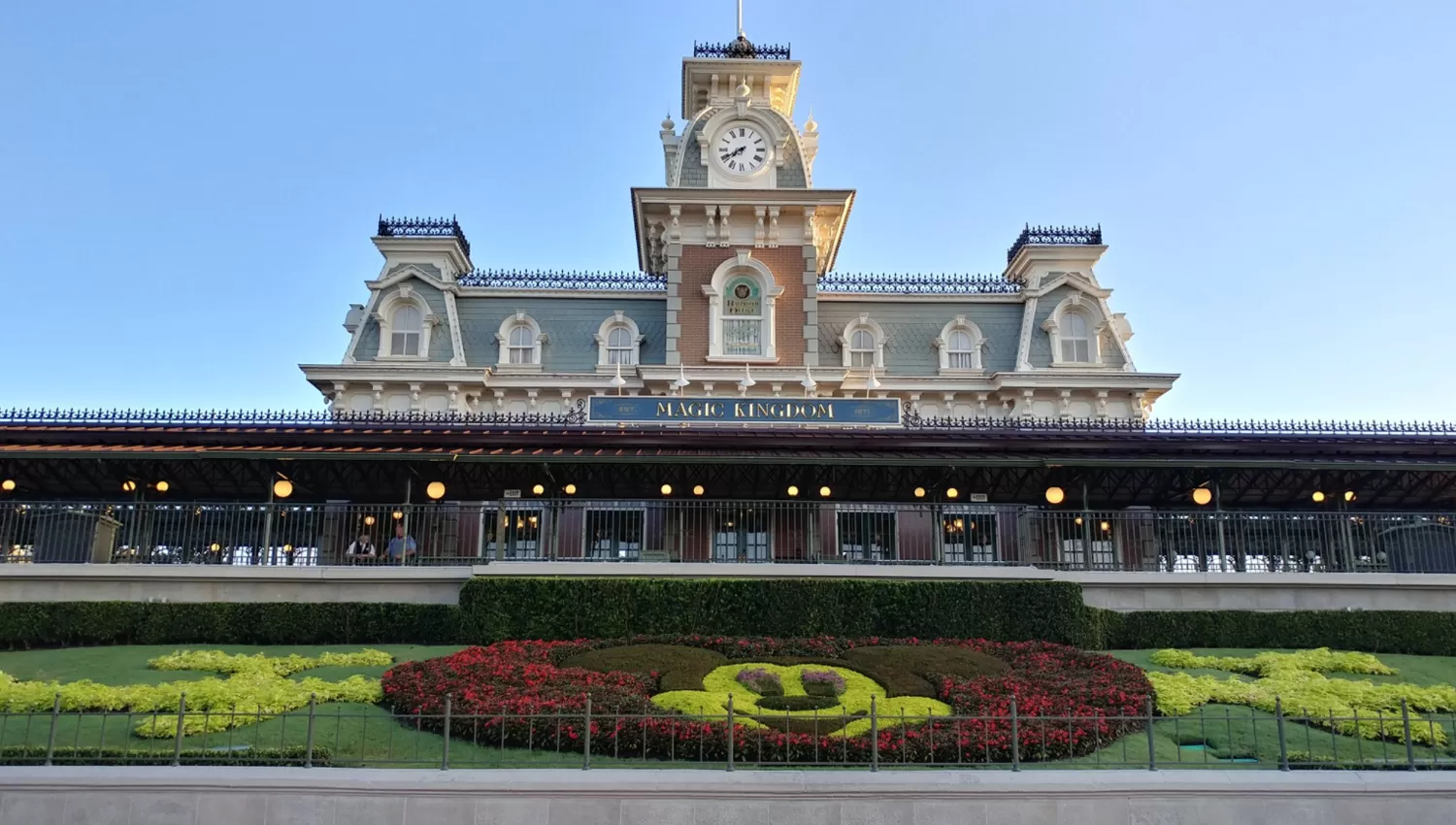 ASÍ SE VEÍA LA ENTRADA A MAGIC KINGDOM ANTES DE IRMA. OBREROS PUSIERON EN CONDICIONES LOS PARQUES TRAS EL HURACÁN. FOTO TOMADA DE TWITTER.