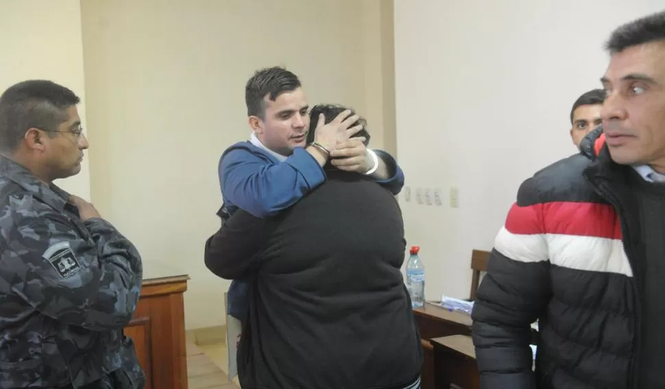 LA SENTENCIA. Antes de volver al penal de Villa Urquiza, “Jazo” se abrazó con sus seres queridos, entre lágrimas. la gaceta / foto de Antonio Ferroni