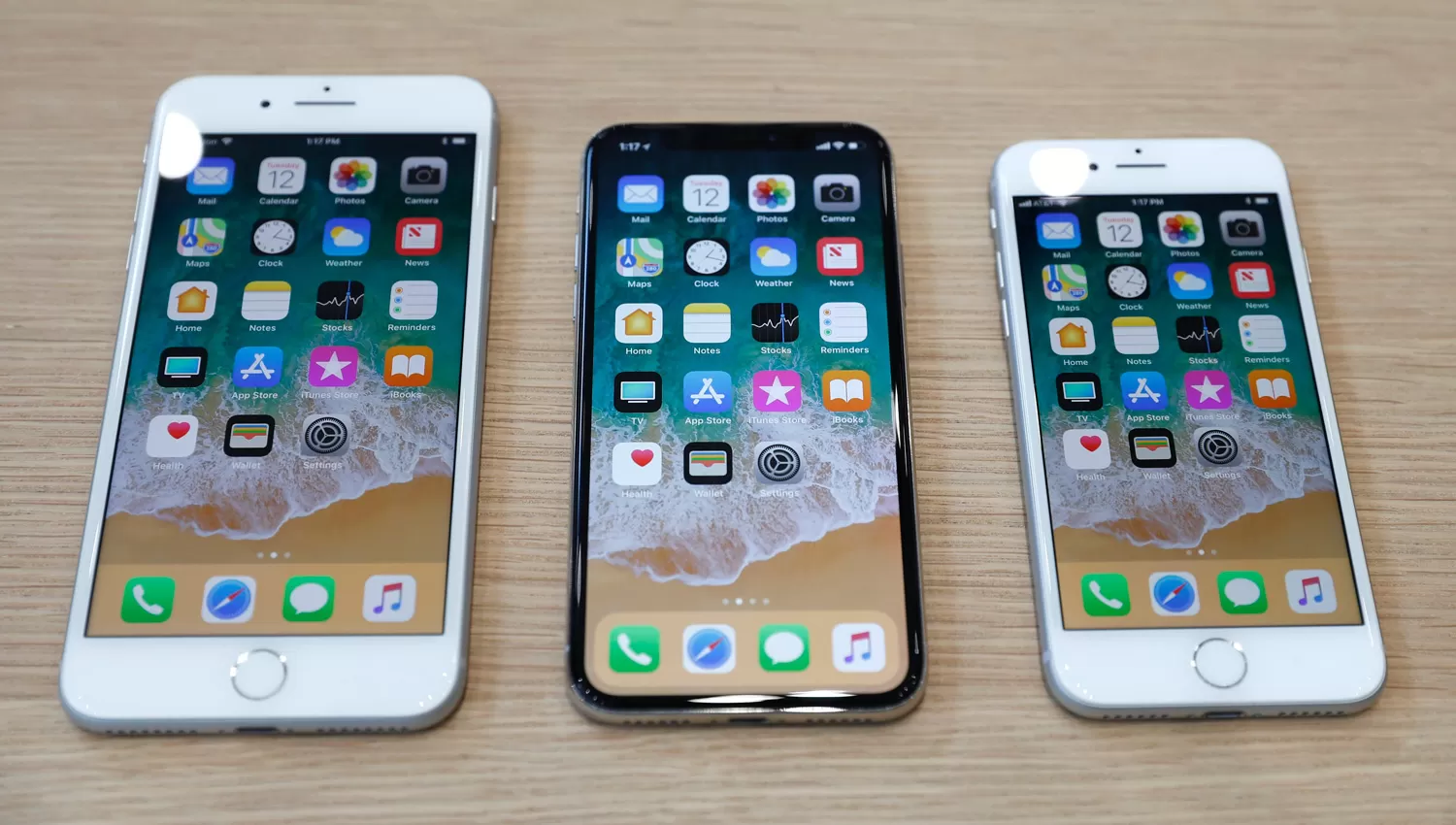 LOS TRES. iPhone 8 Plus, iPhone X y iPhone 8, los nuevos modelos anunciados ayer en Cupertino. REUTERS