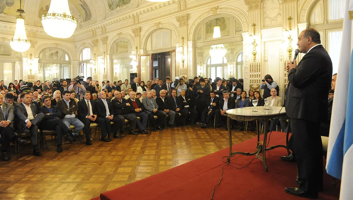 EN EL SALÓN BLANCO. Manzur encabezó la cumbre para defender el azúcar, industria madre de Tucumán. LA GACETA / FOTO DE HÉCTOR PERALTA