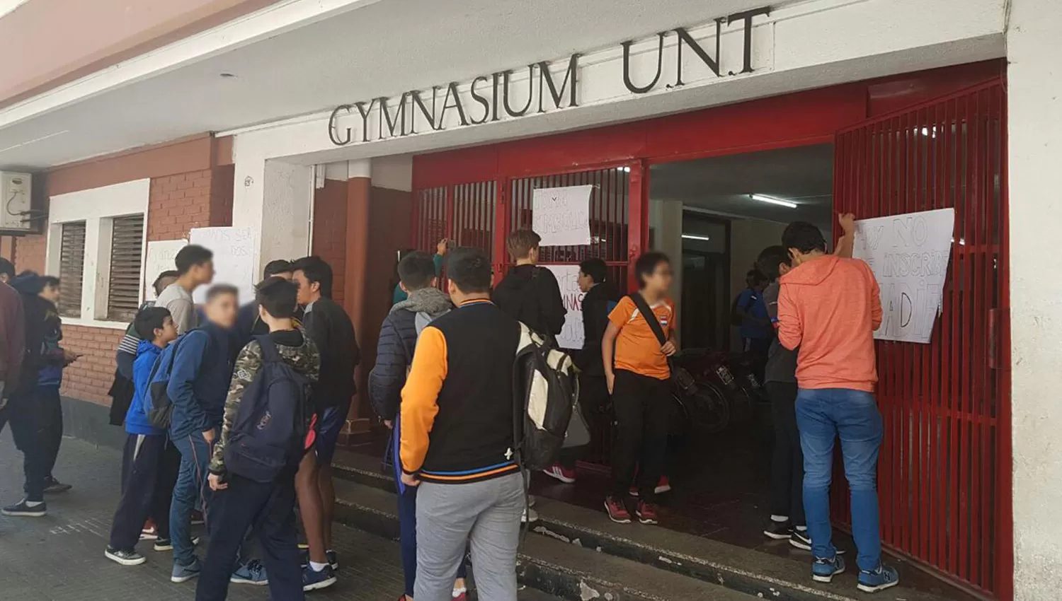 GYMNASIUM. Un gruó de alumnos, en la puerta del colegio, durante los días en los que se discutía si se iba a permitir el ingreso femenino o no. ARCHIVO