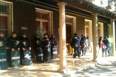 Tensión en tribunales por una asamblea de empleados que denuncian maltrato laboral