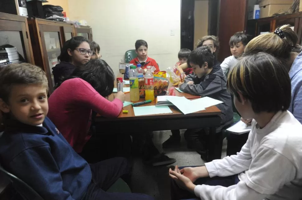 A PLENO. Los más chicos se juntan los viernes en la sede de Edunt. Los miércoles es el turno de los adolescentes. La merienda es a puro relato. LA GACETA / FOTOS DE ANTONIO FERRONI.-