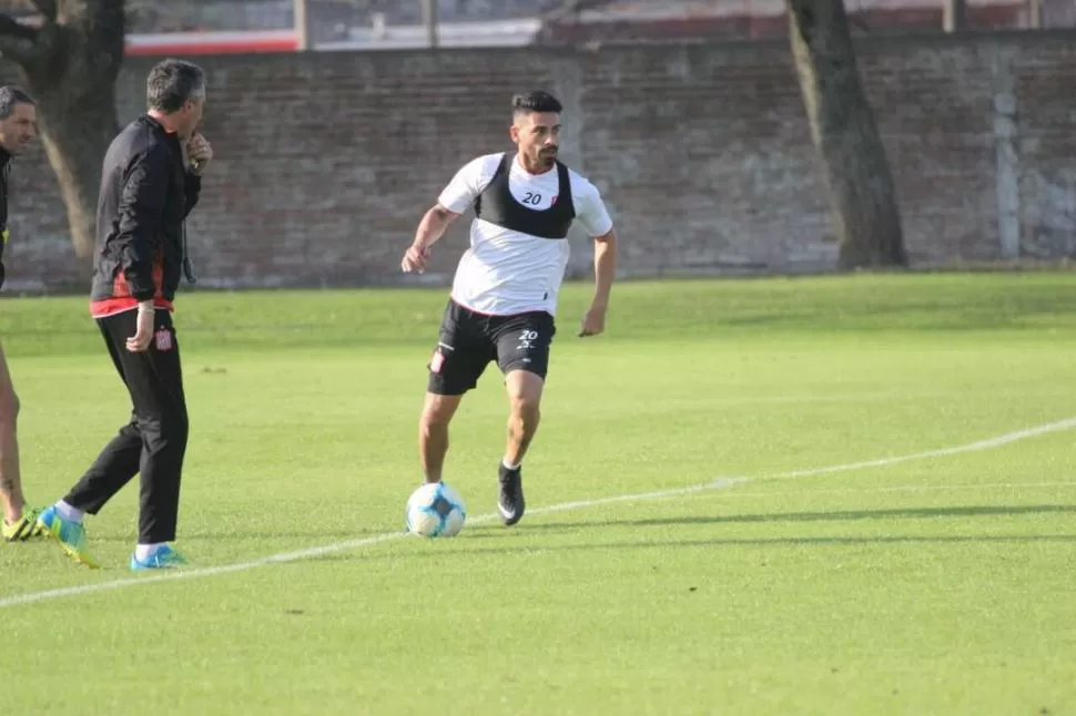 VIRTUD. Juan Galeano demostró que tiene panorama y dinámica a la hora de jugar. FOTO DE ALEJANDRO CRUZ