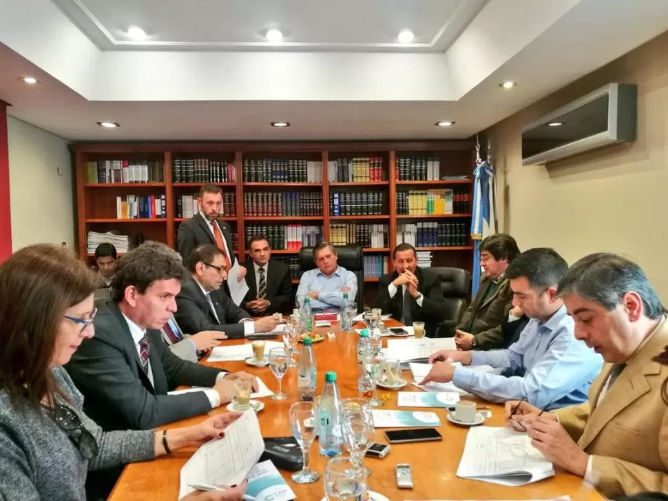 MESA DE AUTORIDADES. Los consejeros debaten en la sesión de ayer. foto de RICARDO SILVA - PRENSA CAM