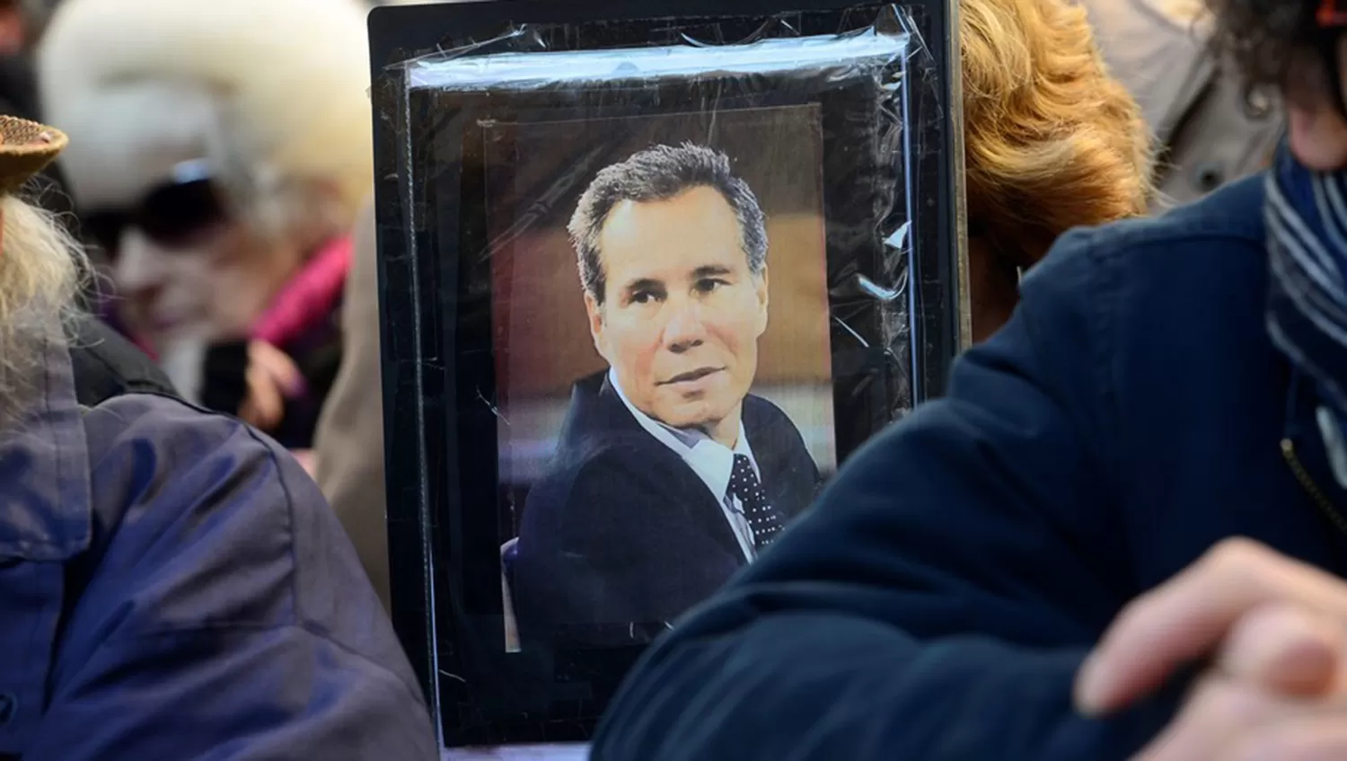 ALBERTO NISMAN. Un cuadro con la foto del fiscal durante una manifestación para pedir que se esclarezca su muerte. FOTO TOMADA DE CLARIN.COM