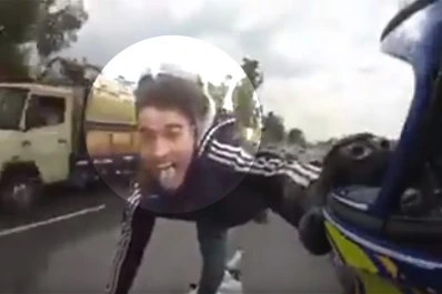 Otro loco en una autopista: manejó parado en su moto y terminó preso