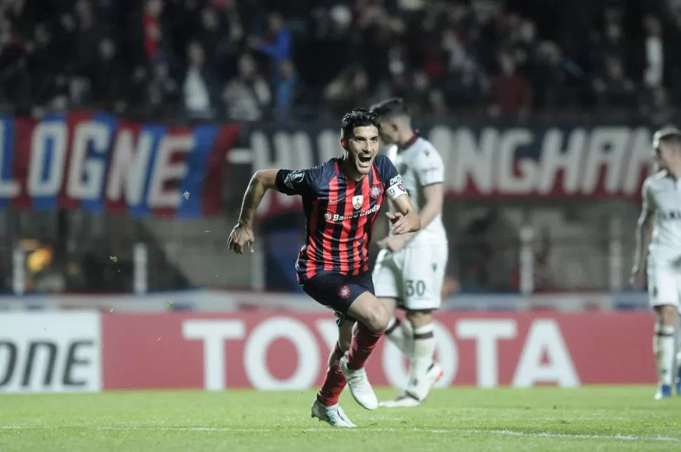 LA BOCA LLENA DE GOL. Blandi festeja el tanto de la apertura del marcador. Dyn