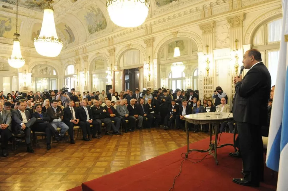 EN EL SALÓN BLANCO. El gobernador detalla ante industriales, cañeros y gremialistas la estrategia que seguirá la Provincia para defender la actividad.  la gaceta / foto de héctor peralta