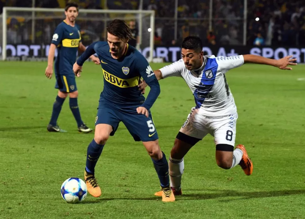 CLARIDAD. Gago protege la pelota frente a Palma. El volante ingresó en el segundo tiempo para destrabar el encuentro. telam