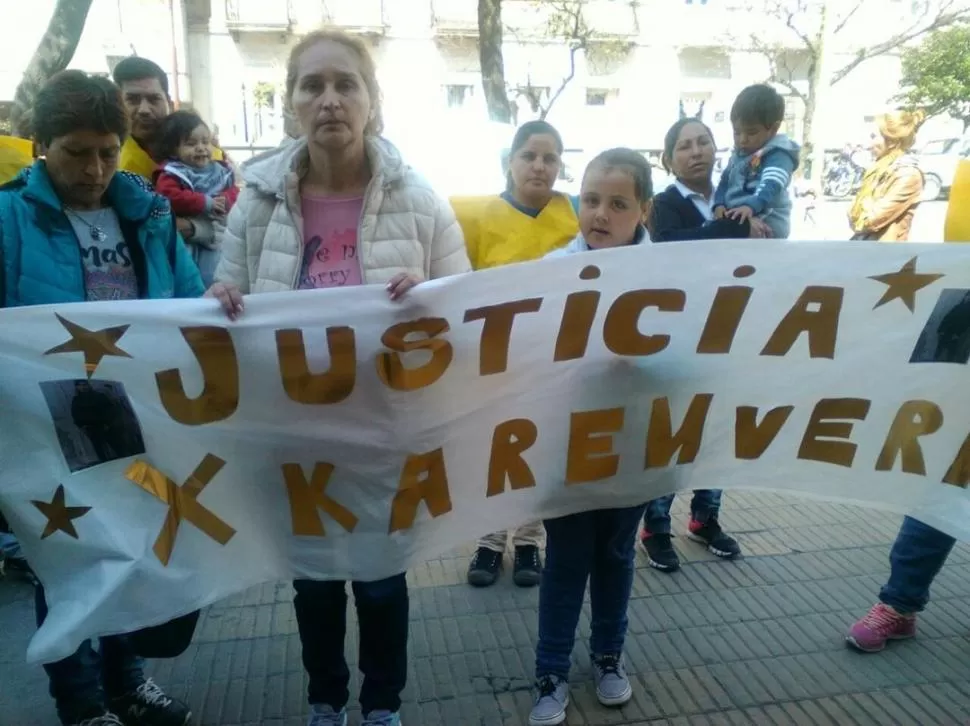 ASEGURAN QUE FUE UN CRIMEN. La familia pidió justicia ayer en Tribunales (arriba). Karen Florencia Vera (izquierda) tenía 22 años. fotos de francisco fernández 