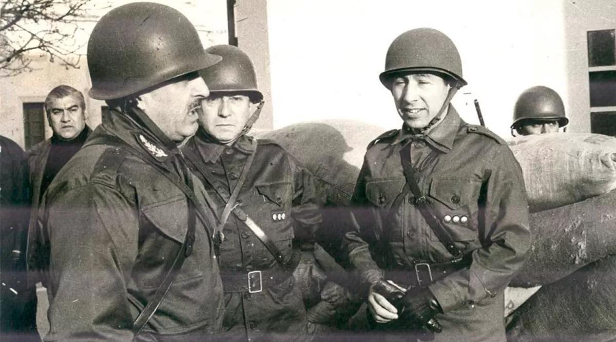 EL COMIENZO. Adel Vilas y Mario Benjamín Menéndez en una foto tomada en 1975, durante el Operativo. la gaceta / archivo