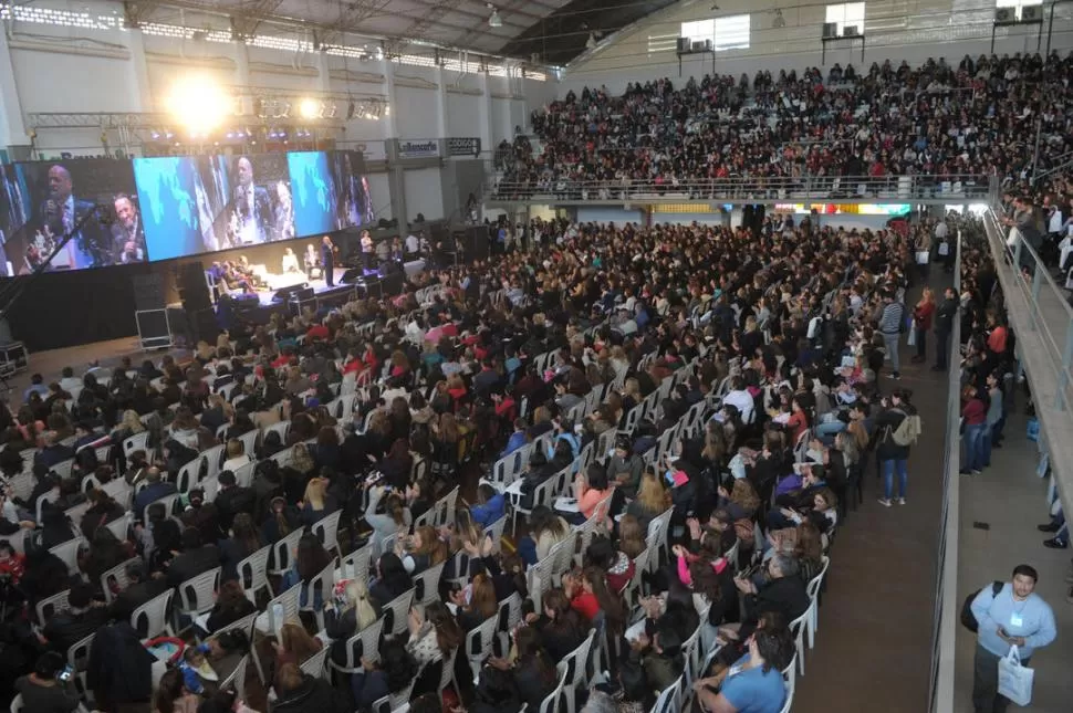 TRIBUNAS Y CANCHA COLMADAS. El ministro Juan Pablo Lichtmajer habla durante la apertura del Congreso. Afuera esperaban unos 1.000 maestros. LA GACETA / FOTO DE FRANCO VERA.-