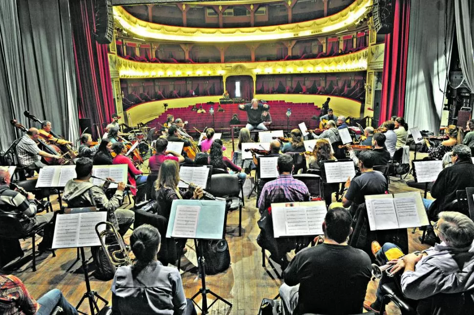 ENSAYO. Ayer a la mañana la Sinfónica de la UNT ajustó detalles en su hogar -el escenario del Alberdi-, bajo la conducción de Roberto Buffo. LA GACETA / FOTO DE FRANCO VERA.-
