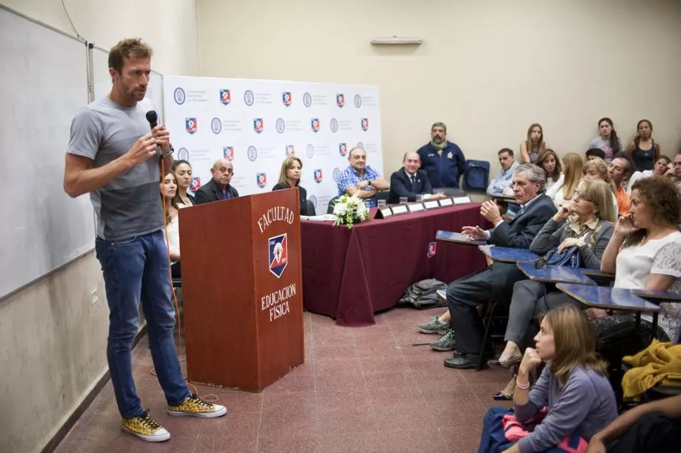 CÓMODO. Meolans disertó en una de las aulas de la Facdef, que estuvo colmada de estudiantes de Educación Física. la gaceta / foto de Inés Quinteros Orio
