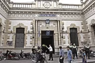 El odontólogo pasa sus días en un calabozo común, rodeado por otros nueve presos