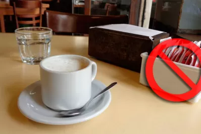 Polémica por el azúcar: bares de Córdoba ya quitaron los sobrecitos de las mesas