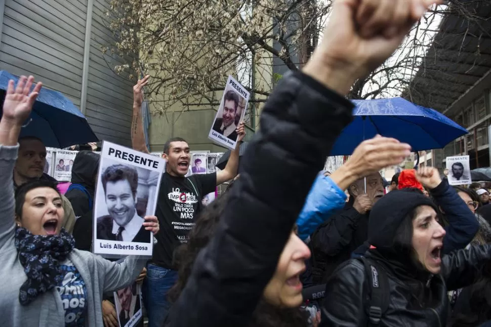 PEDIDO DE JUSTICIA. Los manifestantes criticaron con cánticos las condenas. 