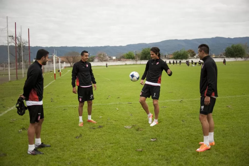 DISTENDIDOS. Serrano, Prediger y Gonzalo Rodríguez juegan con la pelota en un parate de la práctica del plantel “santo”. la gaceta / foto de Inés Quinteros Orio